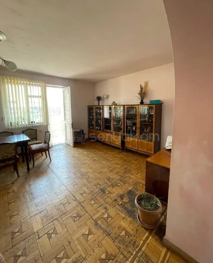 4 Սենյականոց Բնակարան Քարե Շենքում, 115քմ, 4/5 հարկ, Պետական Վիճակում