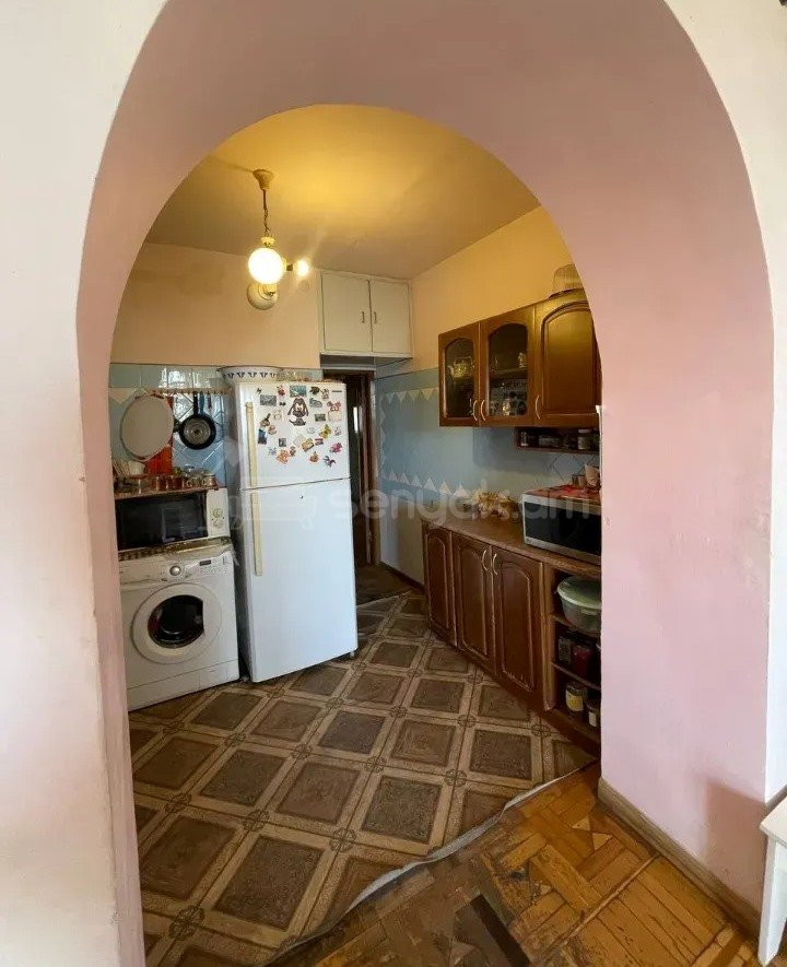 4 Սենյականոց Բնակարան Քարե Շենքում, 115քմ, 4/5 հարկ, Պետական Վիճակում