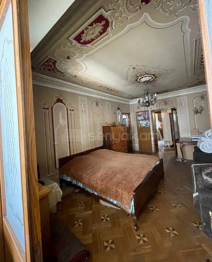 4 Սենյականոց Բնակարան Քարե Շենքում, 115քմ, 4/5 հարկ, Պետական Վիճակում