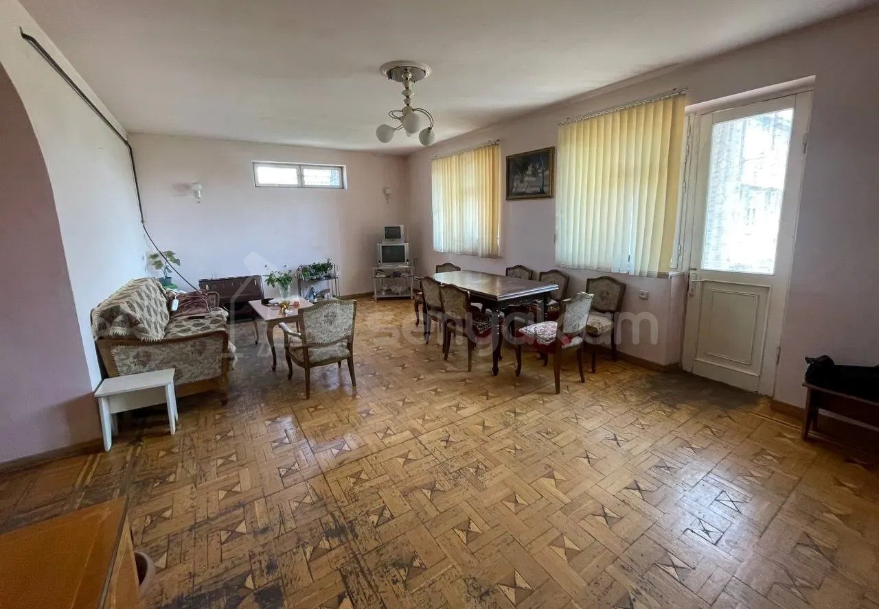 4 Սենյականոց Բնակարան Քարե Շենքում, 115քմ, 4/5 հարկ, Նորմալ Վիճակում