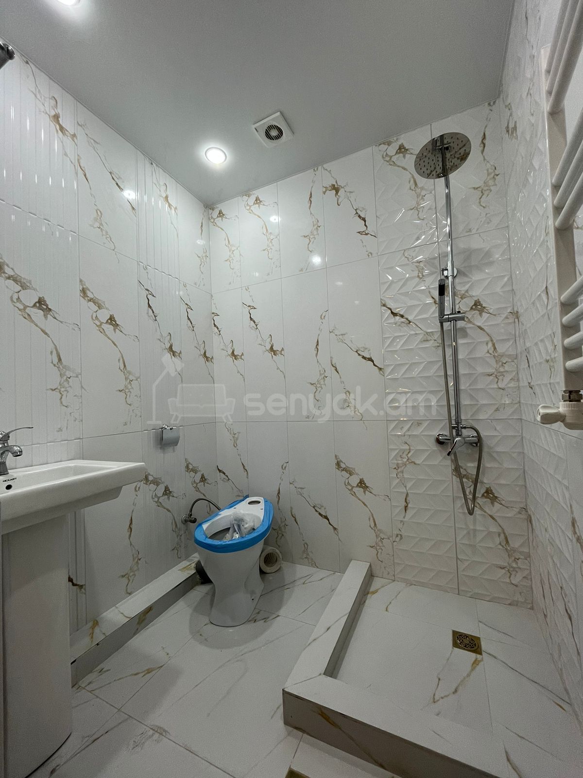 3 Սենյականոց Բնակարան Քարե Շենքում, 71քմ, 5/5 հարկ, Կապիտալ Վերանորոգված