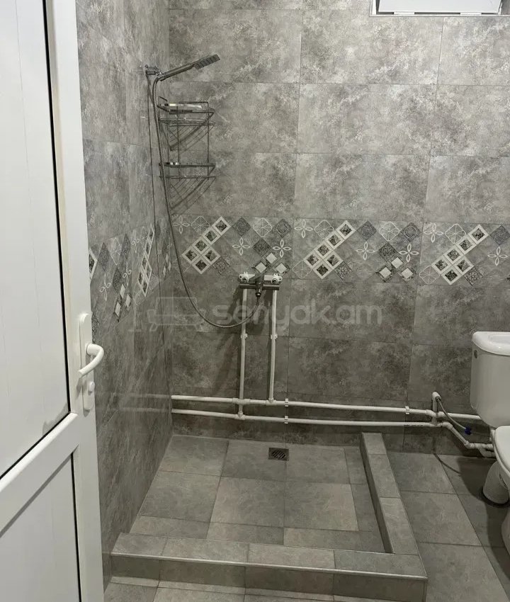 2 Սենյականոց Բնակարան Քարե Շենքում, 46քմ, 1/1 հարկ, Նորմալ Վիճակում, Կահավորված