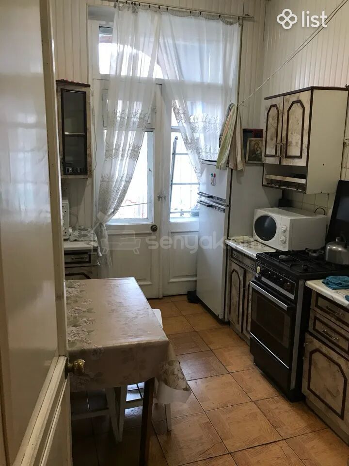 3 Սենյականոց Բնակարան Քարե Շենքում, 70քմ, 4/5 հարկ, Պետական Վիճակում