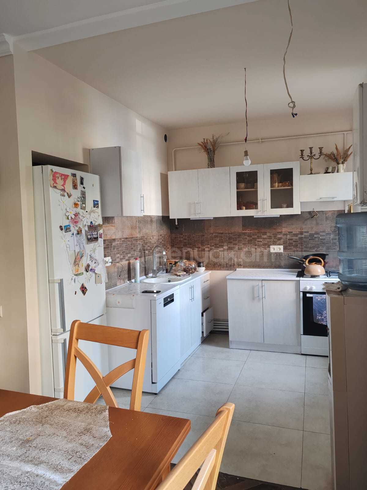 4 Սենյականոց Բնակարան Քարե Շենքում, 109քմ, 1/5 հարկ, Կապիտալ Վերանորոգված