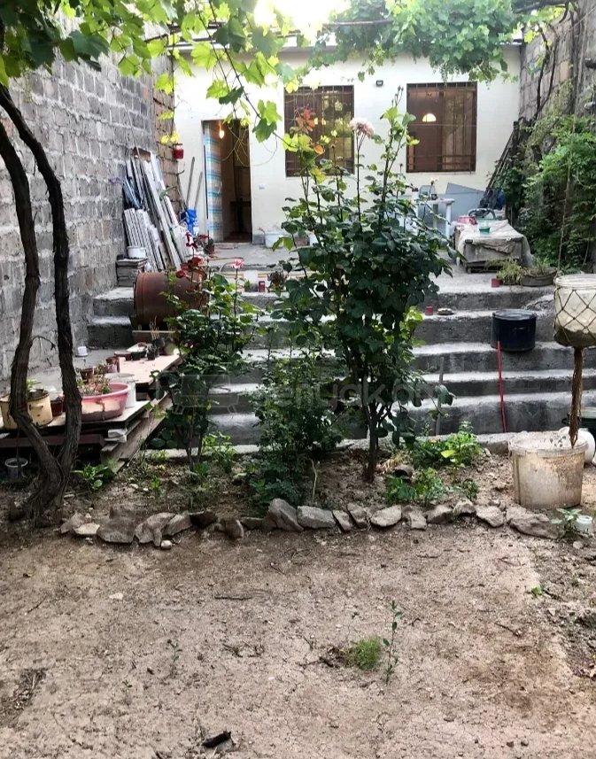 3 Սենյականոց Բնակարան Քարե Շենքում, 78քմ, 1/1 հարկ, Նորմալ Վիճակում, Կահավորված