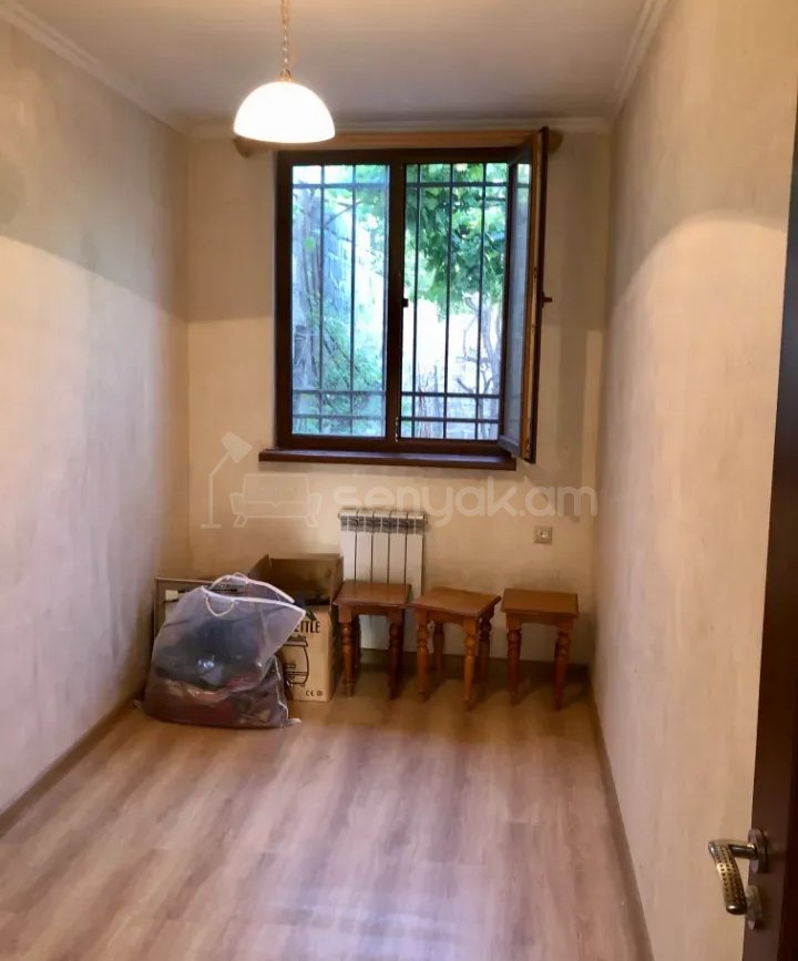 3 Սենյականոց Բնակարան Քարե Շենքում, 78քմ, 1/1 հարկ, Նորմալ Վիճակում, Կահավորված