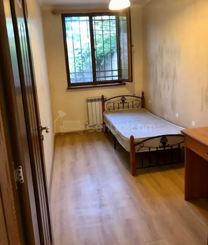 3 Սենյականոց Բնակարան Քարե Շենքում, 78քմ, 1/1 հարկ, Նորմալ Վիճակում, Կահավորված