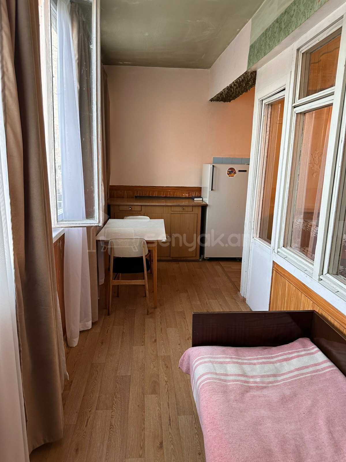 3 Սենյականոց Բնակարան Քարե Շենքում, 90քմ, 3/5 հարկ, Կապիտալ Վերանորոգված, Կահավորված