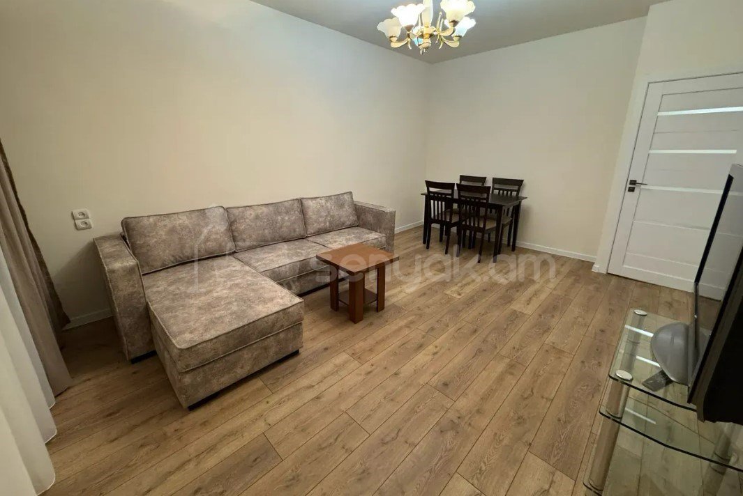 3 Սենյականոց Բնակարան Քարե Շենքում, 80քմ, 4/5 հարկ, Դիզայներական Վերանորոգված, Կահավորված