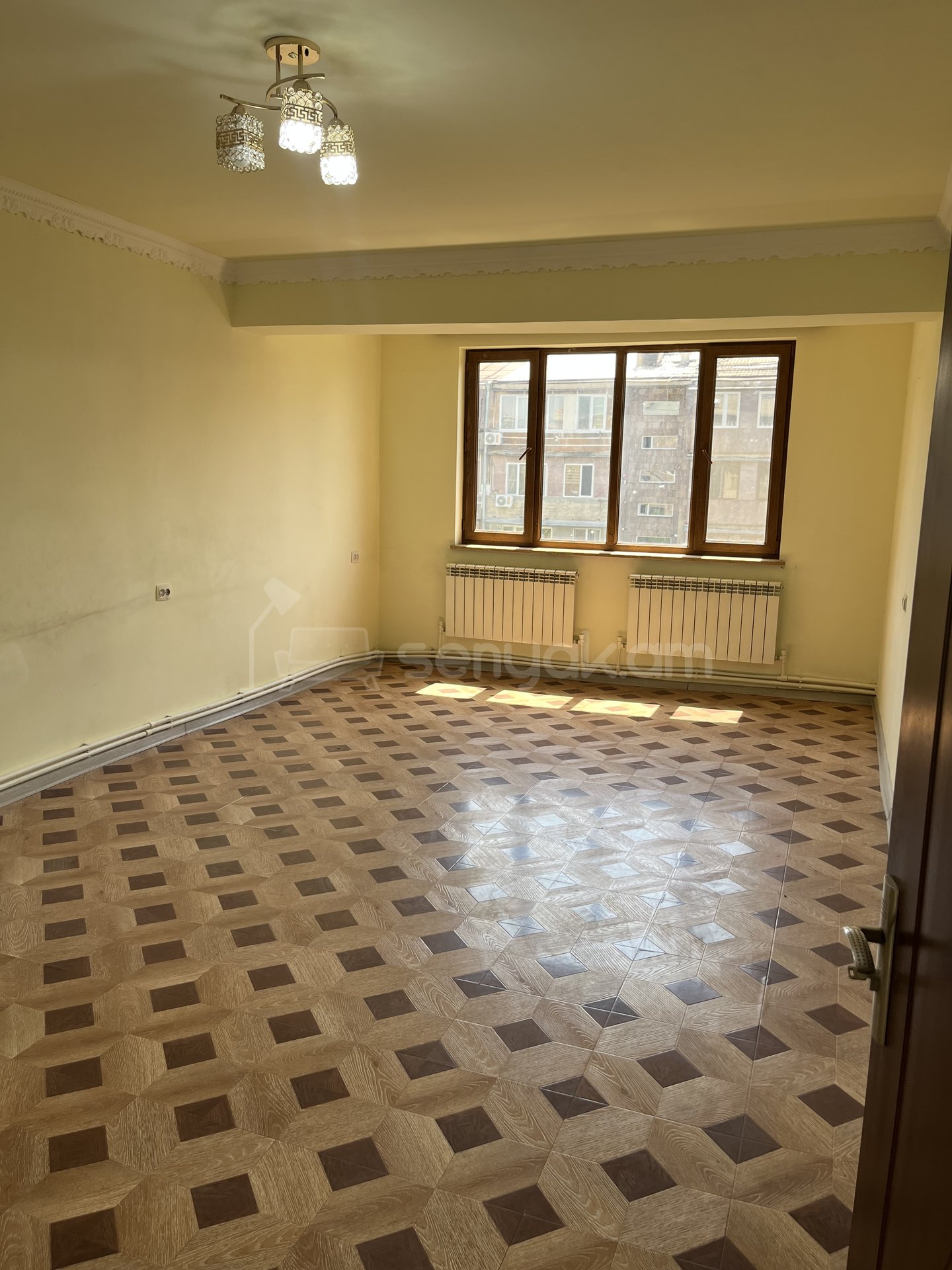 3 Սենյականոց Բնակարան Քարե Շենքում, 76քմ, 4/5 հարկ, Նորմալ Վիճակում, Մասամբ Կահավորված, Արևկող