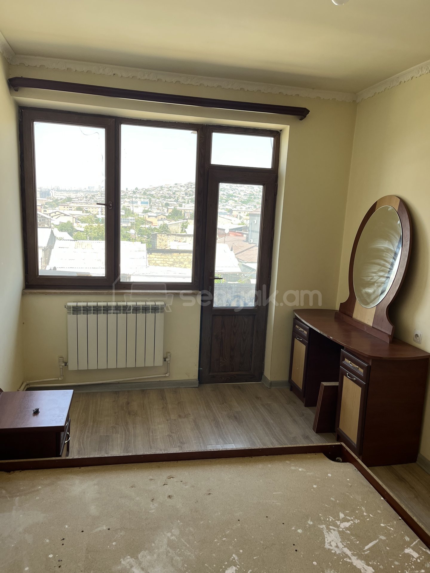 3 Սենյականոց Բնակարան Քարե Շենքում, 76քմ, 4/5 հարկ, Նորմալ Վիճակում, Մասամբ Կահավորված, Արևկող