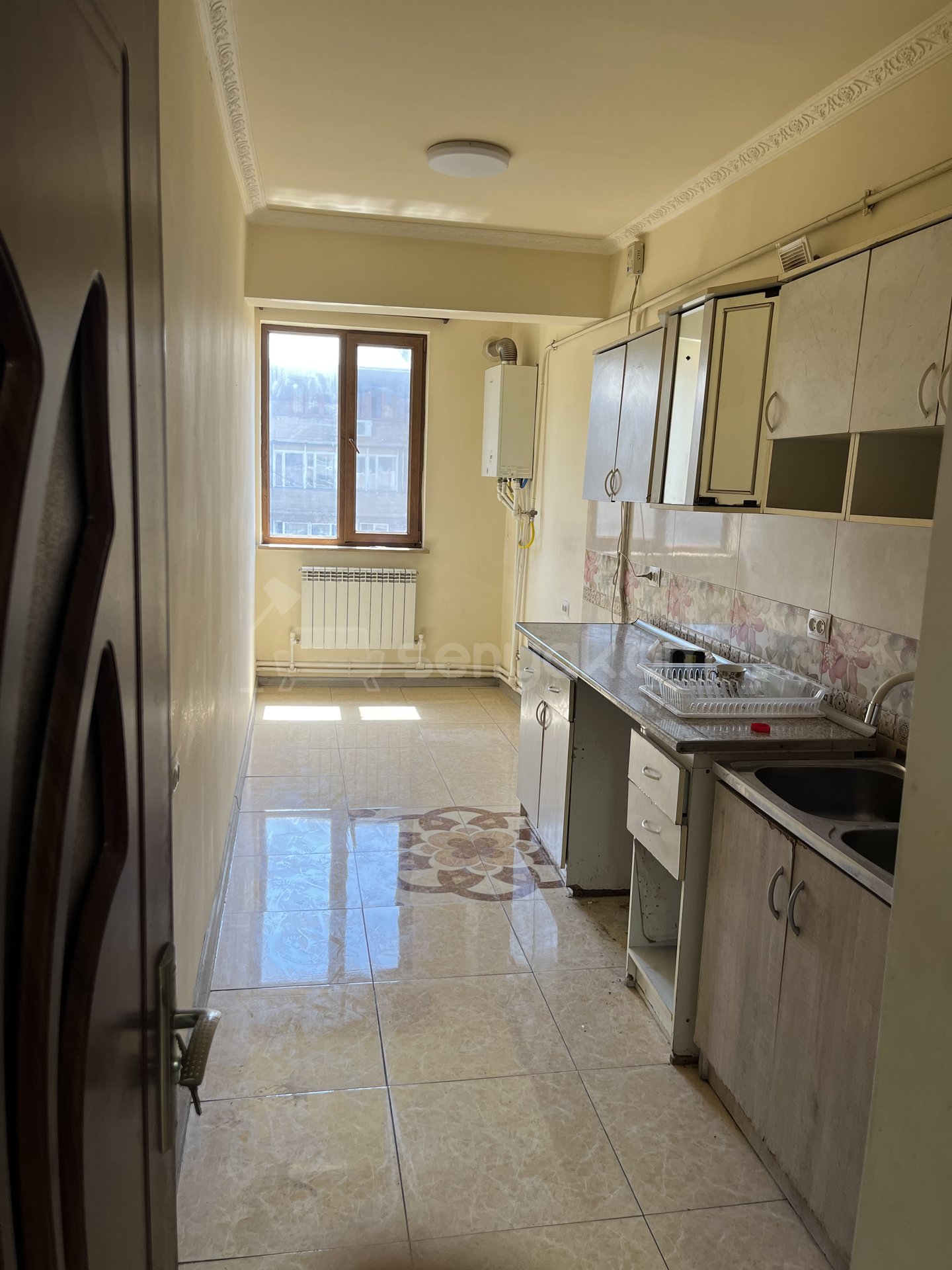 3 Սենյականոց Բնակարան Քարե Շենքում, 76քմ, 4/5 հարկ, Նորմալ Վիճակում, Մասամբ Կահավորված, Արևկող