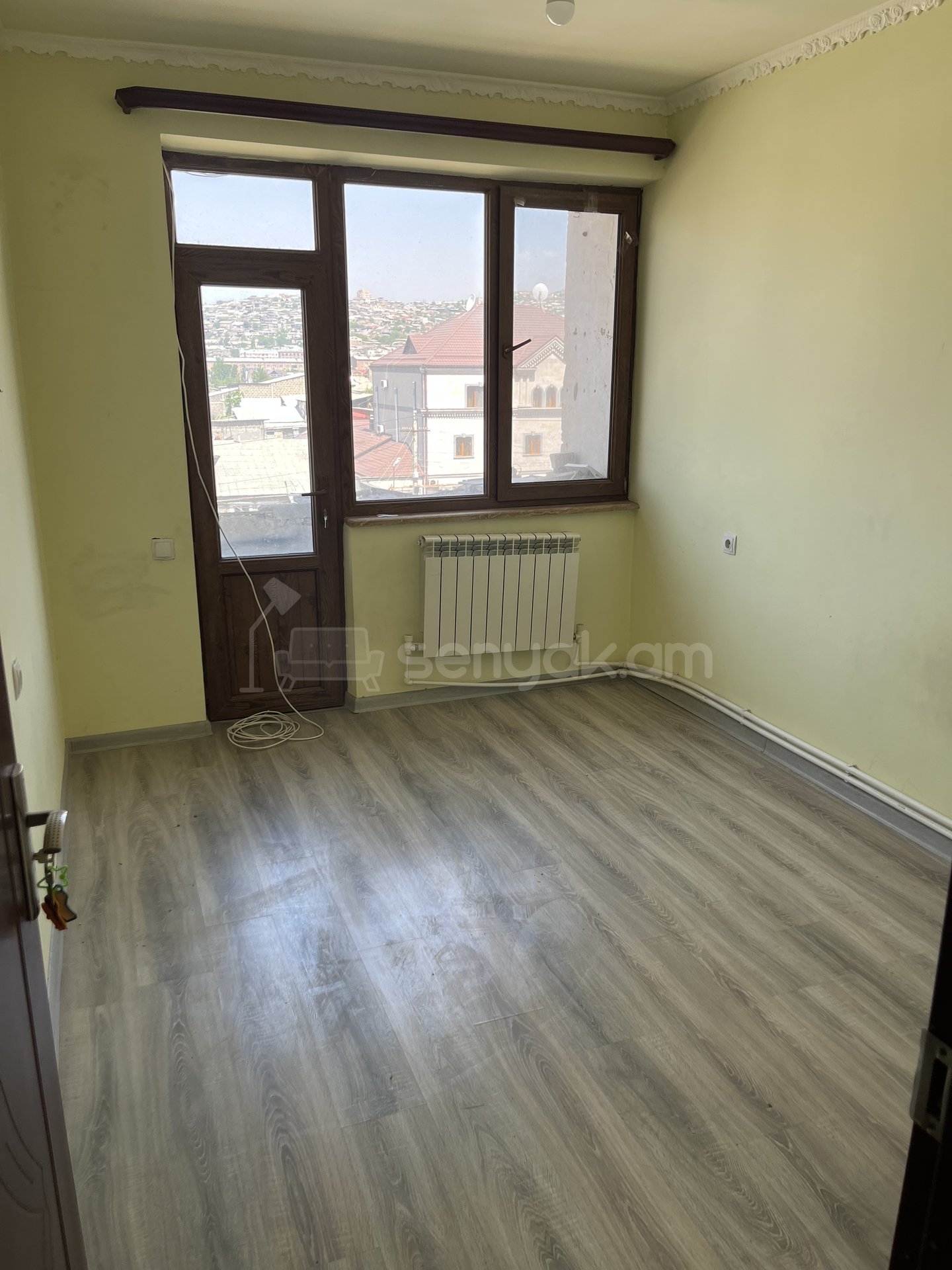 3 Սենյականոց Բնակարան Քարե Շենքում, 76քմ, 4/5 հարկ, Նորմալ Վիճակում, Մասամբ Կահավորված, Արևկող