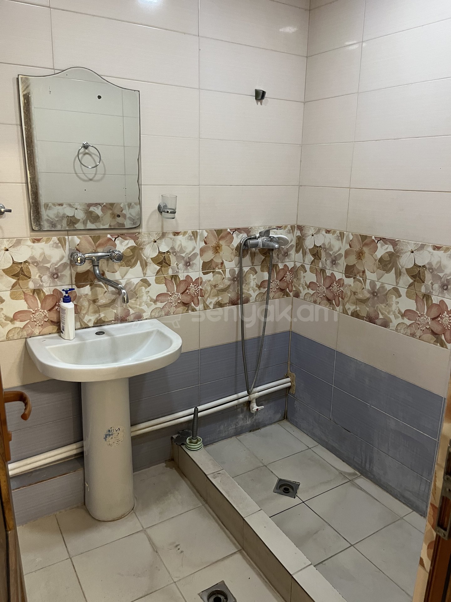 3 Սենյականոց Բնակարան Քարե Շենքում, 76քմ, 4/5 հարկ, Նորմալ Վիճակում, Մասամբ Կահավորված, Արևկող