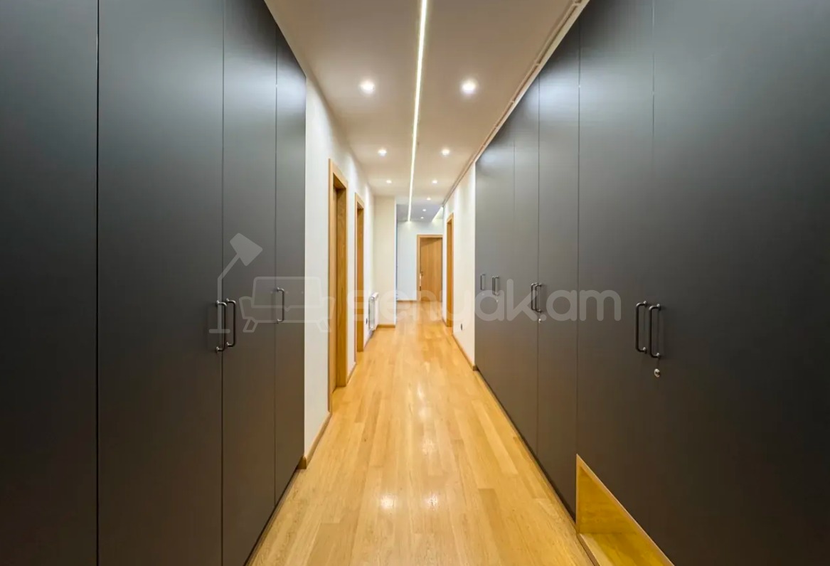 3 Սենյականոց Բնակարան Նորակառույցում, 121քմ, 8/9 հարկ, Դիզայներական Վերանորոգված, Կահավորված, Արևկող