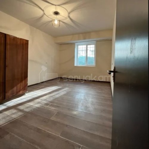 2 Սենյականոց Բնակարան Քարե Շենքում, 55քմ, 1/4 հարկ, Կոսմետիկ Վերանորոգված, Մասամբ Կահավորված, Արևկող