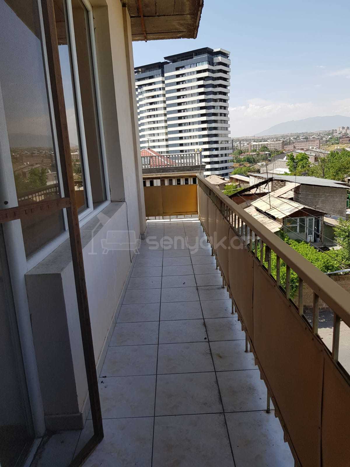 3 Սենյականոց Բնակարան Քարե Շենքում, 80քմ, 5/5 հարկ, Դիզայներական Վերանորոգված, Կահավորված