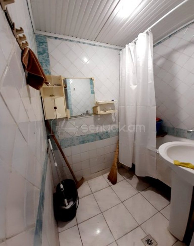 3 Սենյականոց Բնակարան Քարե Շենքում, 72քմ, 8/10 հարկ, Նորմալ Վիճակում, Կահավորված, Արևկող