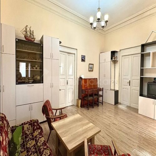 4 Սենյականոց Բնակարան Քարե Շենքում, 80քմ, 1/1 հարկ, Նորմալ Վիճակում, Կահավորված