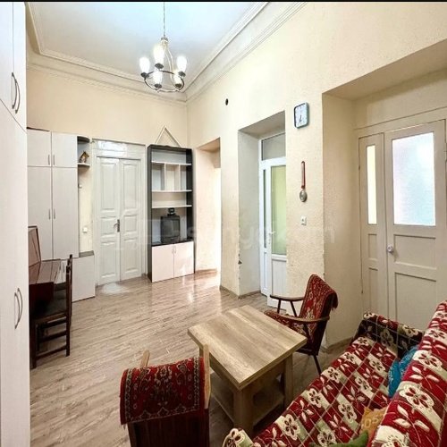 4 Սենյականոց Բնակարան Քարե Շենքում, 80քմ, 1/1 հարկ, Նորմալ Վիճակում, Կահավորված