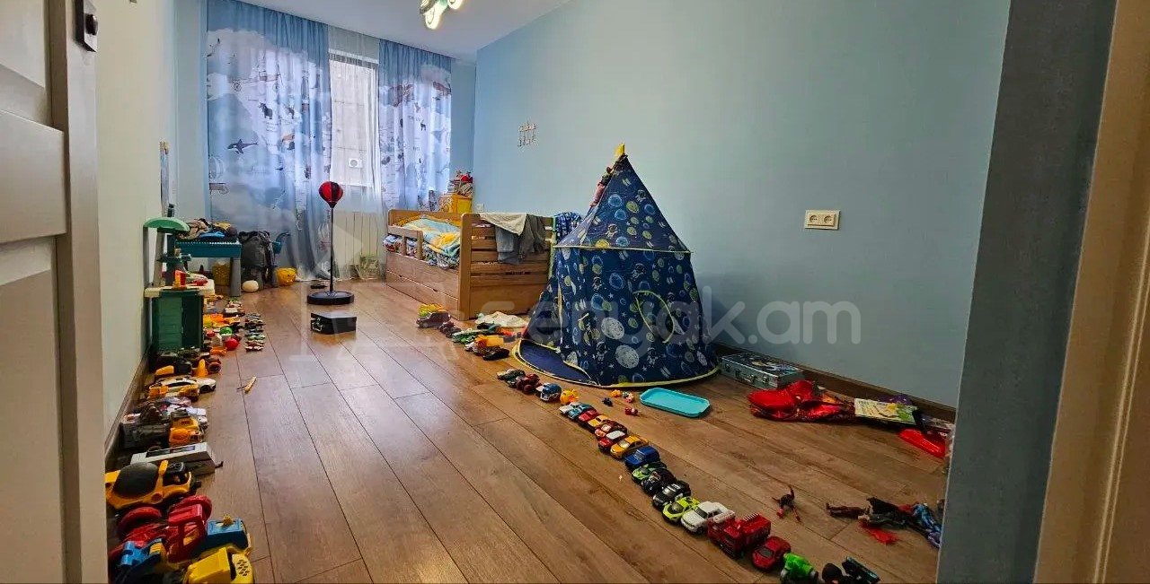 4 Սենյականոց Բնակարան Քարե Շենքում, 109քմ, 5/5 հարկ, Դիզայներական Վերանորոգված