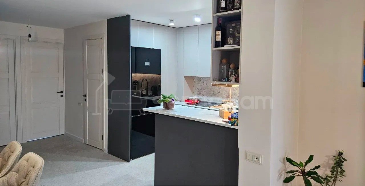 4 Սենյականոց Բնակարան Քարե Շենքում, 109քմ, 5/5 հարկ, Դիզայներական Վերանորոգված