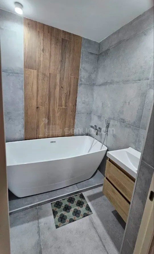 4 Սենյականոց Բնակարան Քարե Շենքում, 109քմ, 5/5 հարկ, Դիզայներական Վերանորոգված