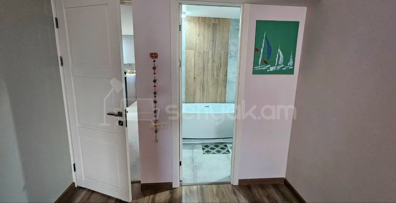 4 Սենյականոց Բնակարան Քարե Շենքում, 109քմ, 5/5 հարկ, Դիզայներական Վերանորոգված