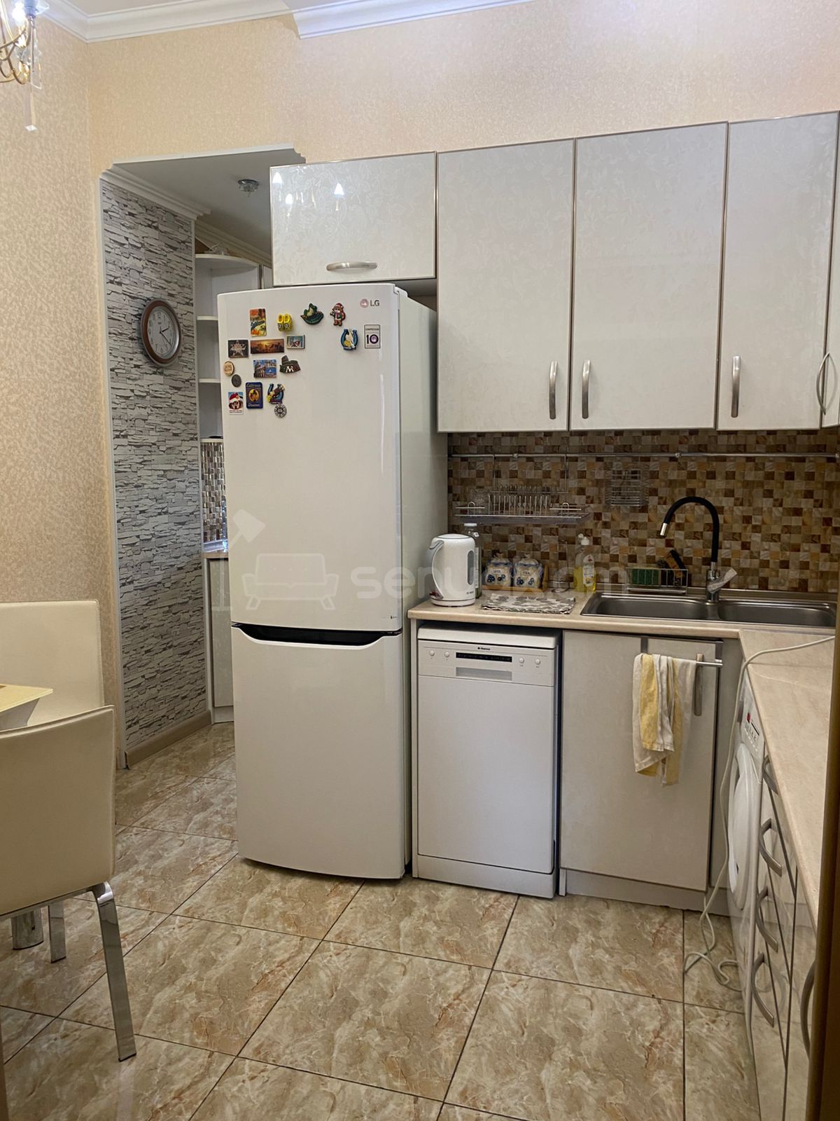 3 Սենյականոց Բնակարան Քարե Շենքում, 85քմ, 3/4 հարկ, Դիզայներական Վերանորոգված, Կահավորված, Արևկող