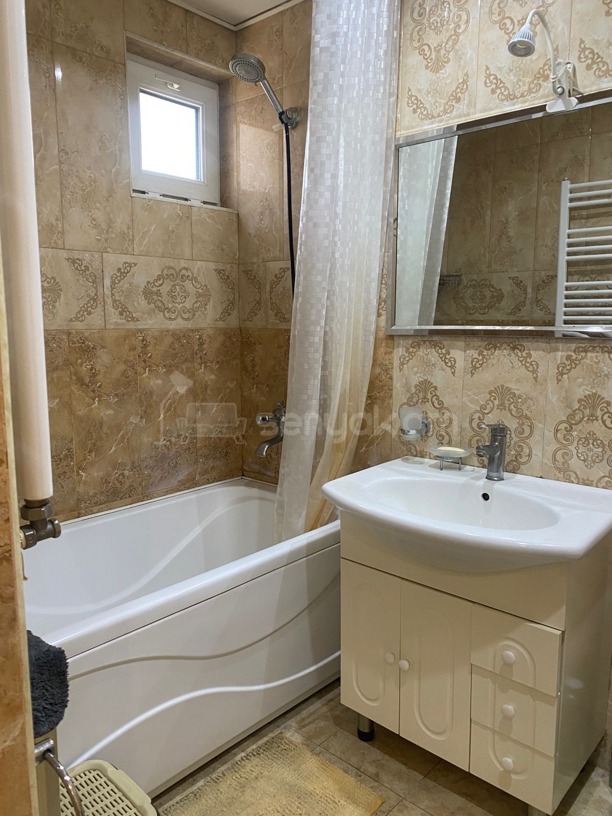 3 Սենյականոց Բնակարան Քարե Շենքում, 85քմ, 3/4 հարկ, Դիզայներական Վերանորոգված, Կահավորված, Արևկող