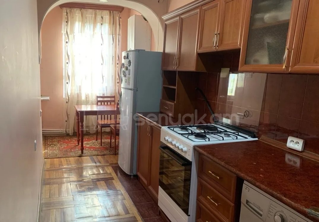 5 Սենյականոց Բնակարան Քարե Շենքում, 110քմ, 1/5 հարկ, Նորմալ Վիճակում