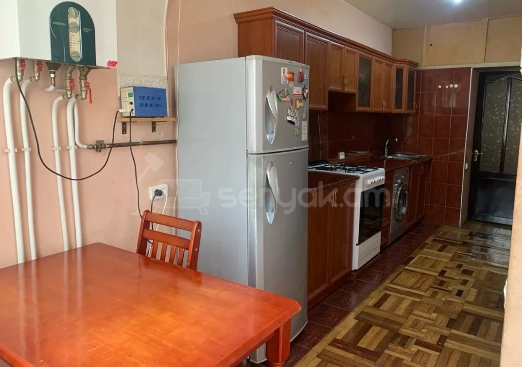 5 Սենյականոց Բնակարան Քարե Շենքում, 110քմ, 1/5 հարկ, Նորմալ Վիճակում