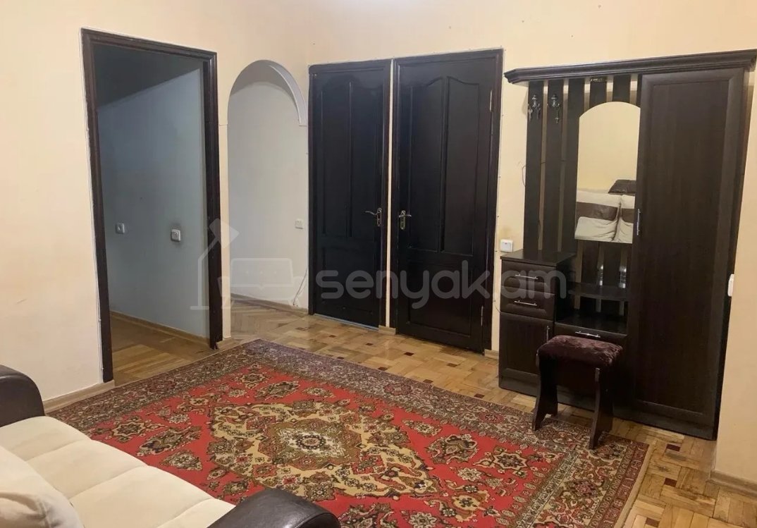 5 Սենյականոց Բնակարան Քարե Շենքում, 110քմ, 1/5 հարկ, Նորմալ Վիճակում