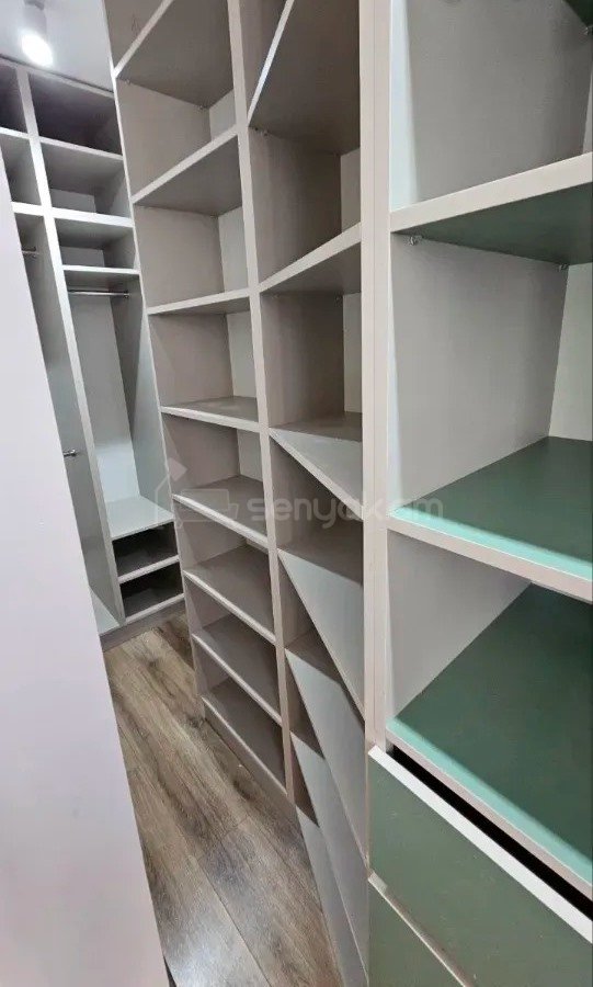 4 Սենյականոց Բնակարան Քարե Շենքում, 109քմ, 5/5 հարկ, Կապիտալ Վերանորոգված