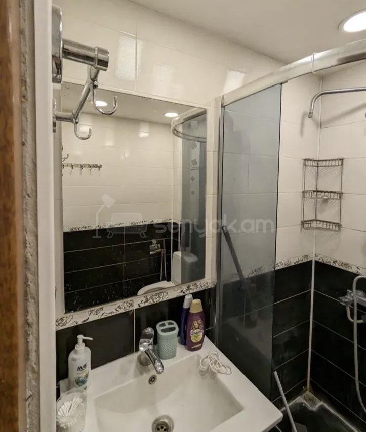 2 Սենյականոց Բնակարան Քարե Շենքում, 57քմ, 3/5 հարկ, Նորմալ Վիճակում, Կահավորված