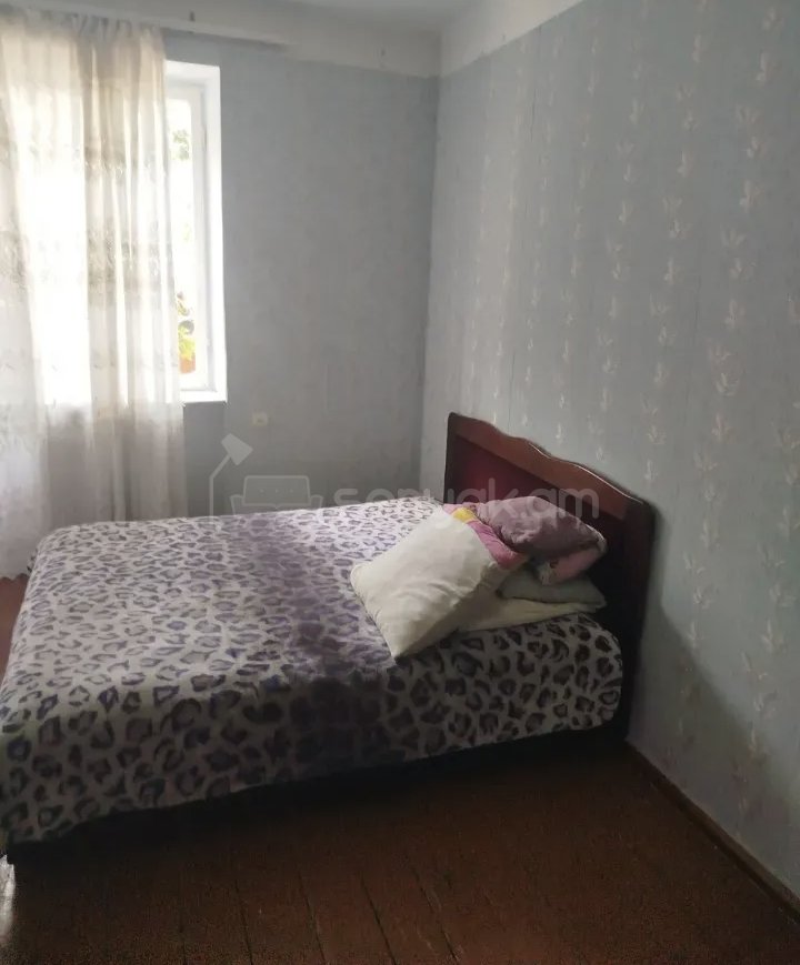 2 Սենյականոց Բնակարան Քարե Շենքում, 48քմ, 1/4 հարկ, Նորմալ Վիճակում, Կահավորված, Արևկող