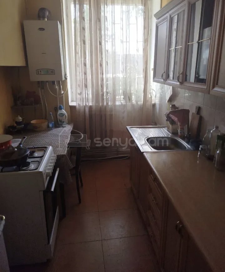 2 Սենյականոց Բնակարան Քարե Շենքում, 48քմ, 1/4 հարկ, Նորմալ Վիճակում, Կահավորված, Արևկող