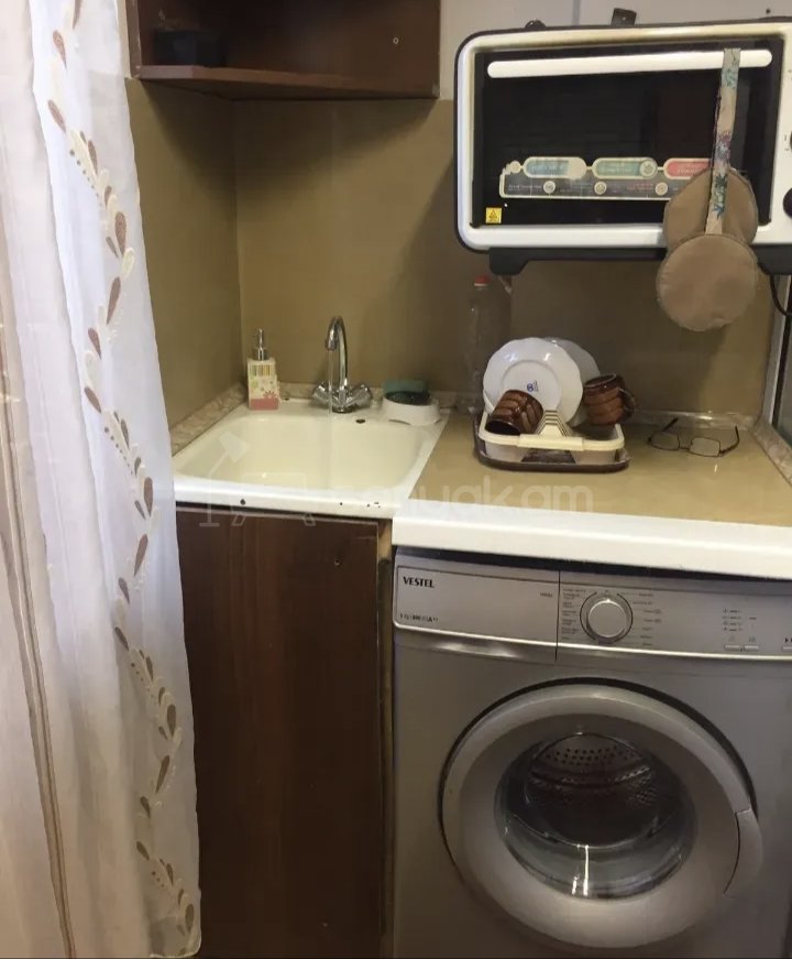 1 Սենյականոց Բնակարան Քարե Շենքում, 30քմ, 2/4 հարկ, Նորմալ Վիճակում, Կահավորված, Արևկող