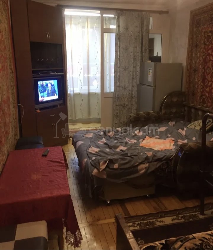 1 Սենյականոց Բնակարան Քարե Շենքում, 30քմ, 2/4 հարկ, Նորմալ Վիճակում, Կահավորված, Արևկող