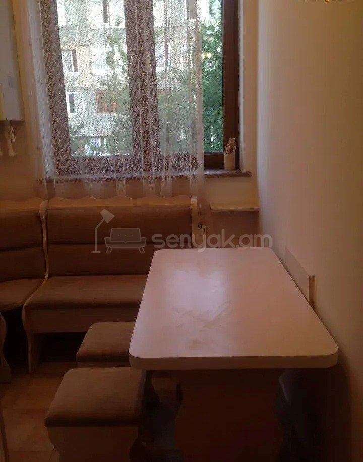 2 Սենյականոց Բնակարան Քարե Շենքում, 48քմ, 3/5 հարկ, Նորմալ Վիճակում