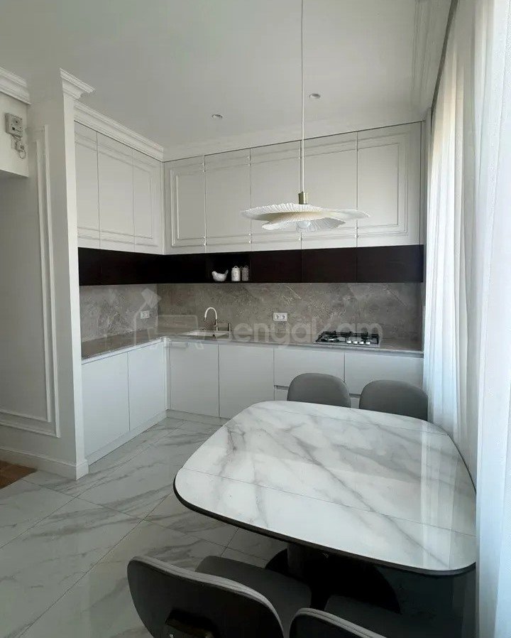 3 Սենյականոց Բնակարան Քարե Շենքում, 100քմ, 4/4 հարկ, Կապիտալ Վերանորոգված