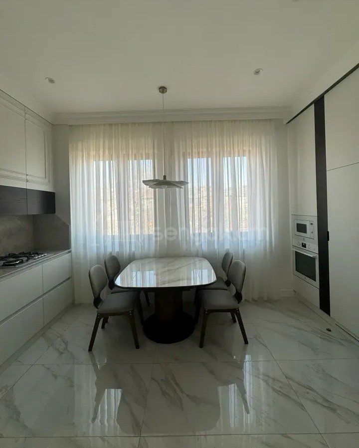 3 Սենյականոց Բնակարան Քարե Շենքում, 100քմ, 4/4 հարկ, Կապիտալ Վերանորոգված