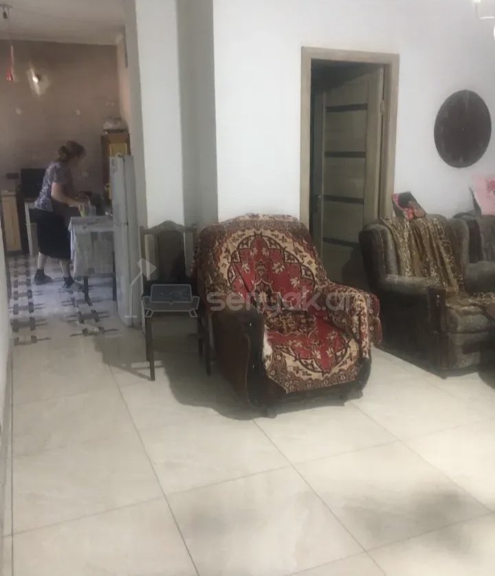 3 Սենյականոց Բնակարան Քարե Շենքում, 68քմ, 1/3 հարկ, Նորմալ Վիճակում, Կահավորված