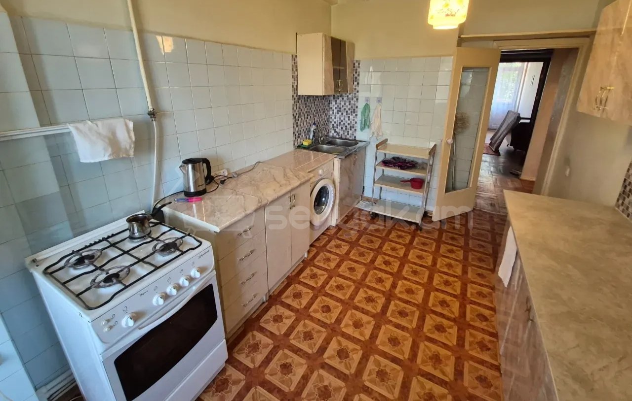 3 Սենյականոց Բնակարան Քարե Շենքում, 78քմ, 3/5 հարկ, Նորմալ Վիճակում, Կահավորված