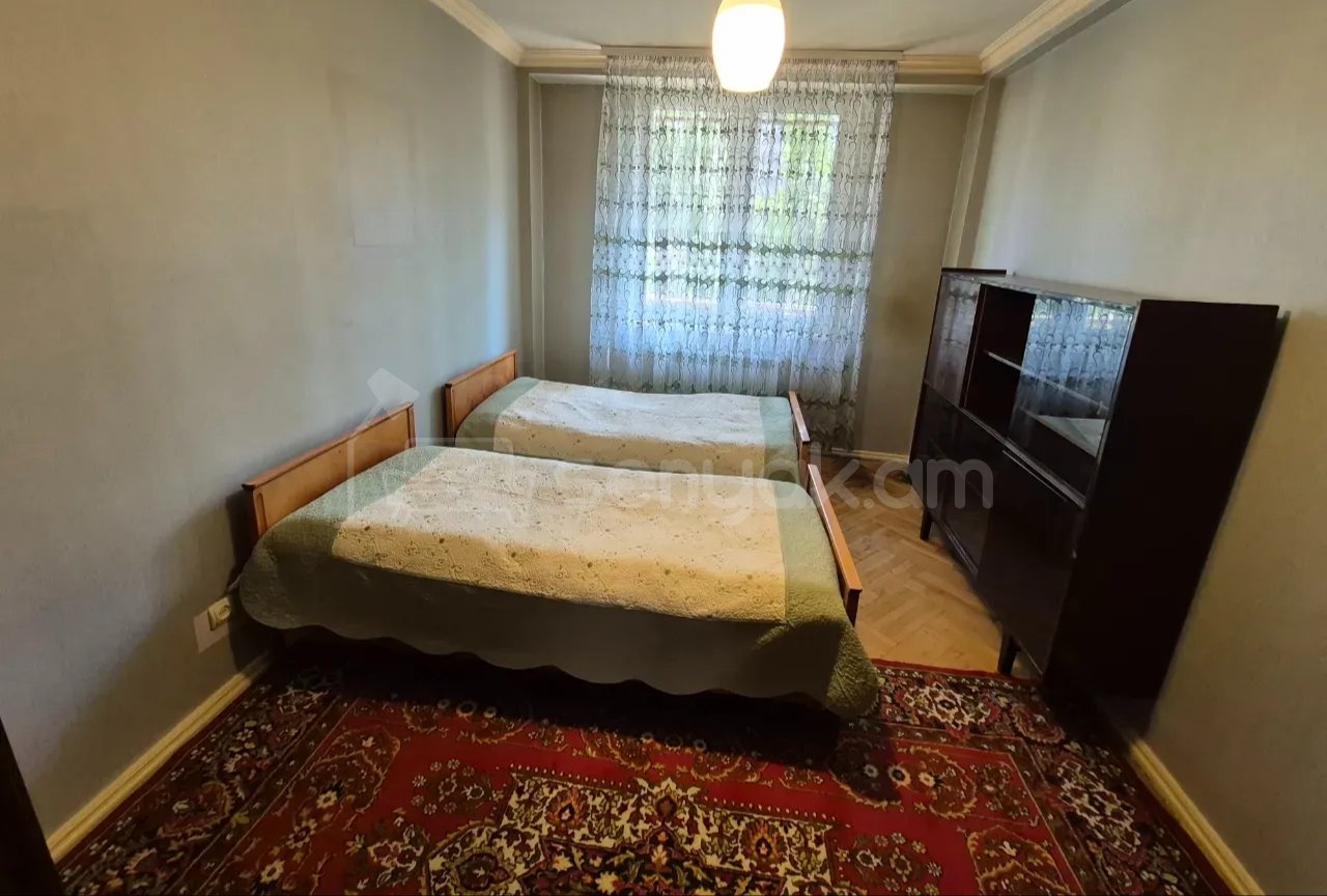 3 Սենյականոց Բնակարան Քարե Շենքում, 78քմ, 3/5 հարկ, Նորմալ Վիճակում, Կահավորված