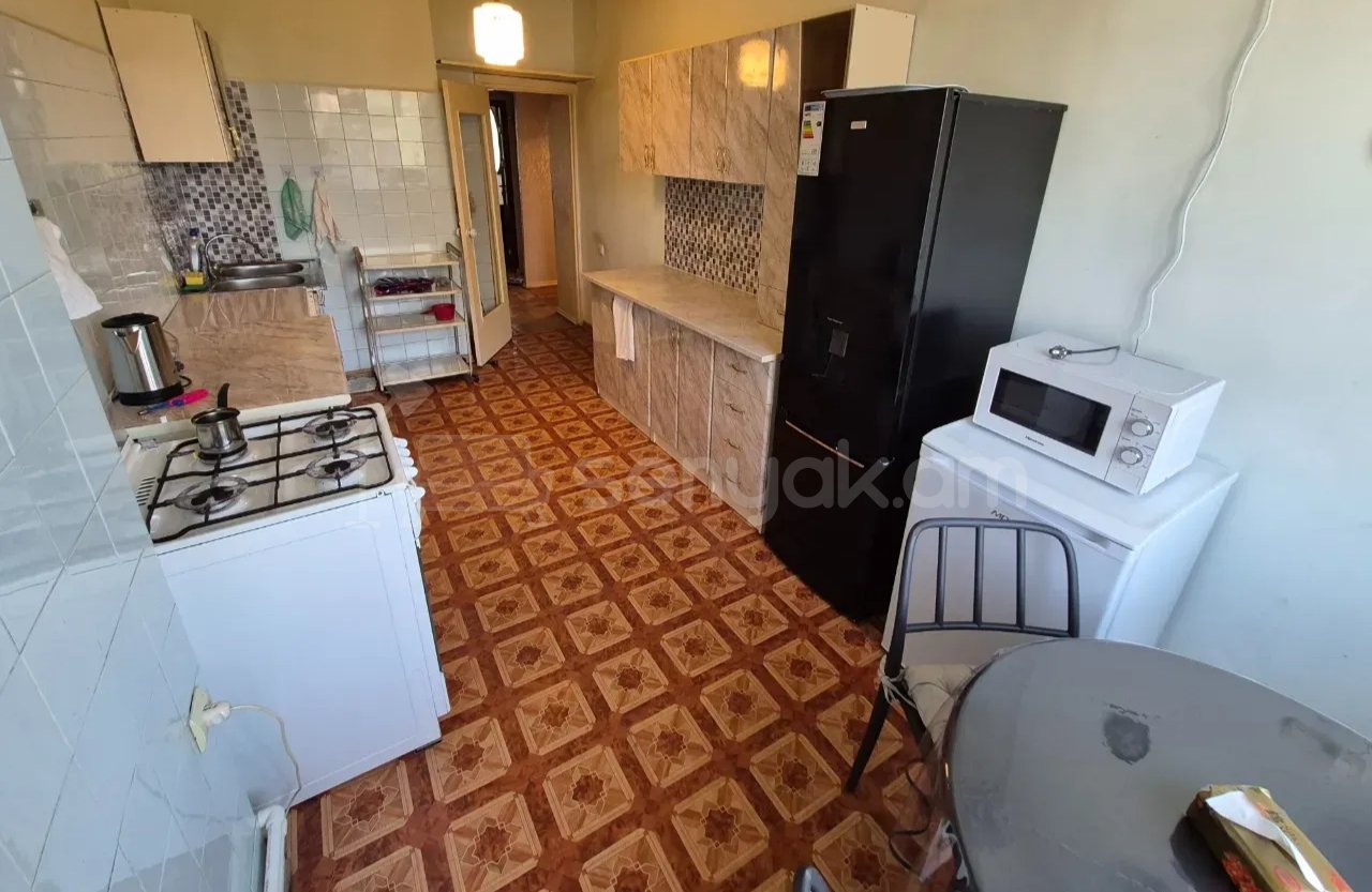 3 Սենյականոց Բնակարան Քարե Շենքում, 78քմ, 3/5 հարկ, Նորմալ Վիճակում, Կահավորված