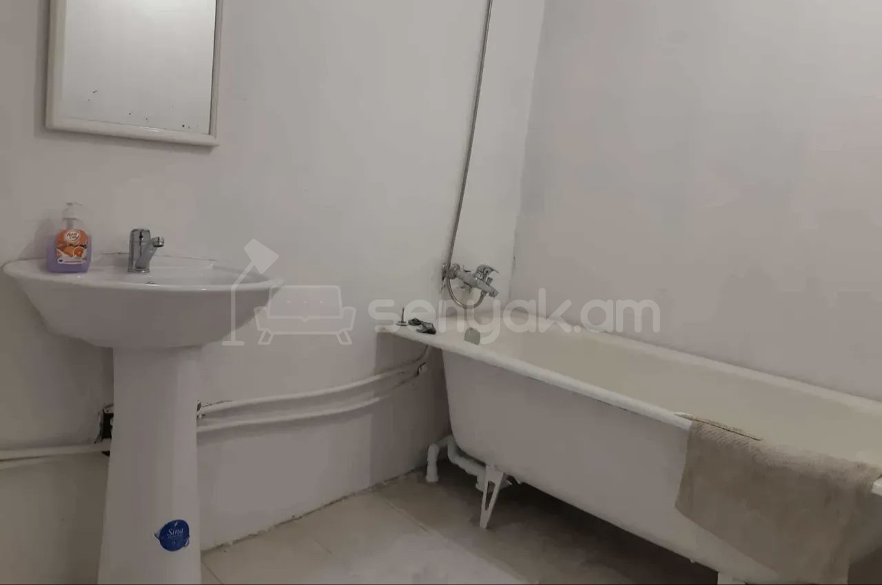 3 Սենյականոց Բնակարան Քարե Շենքում, 68քմ, 2/2 հարկ, Նորմալ Վիճակում, Կահավորված, Արևկող