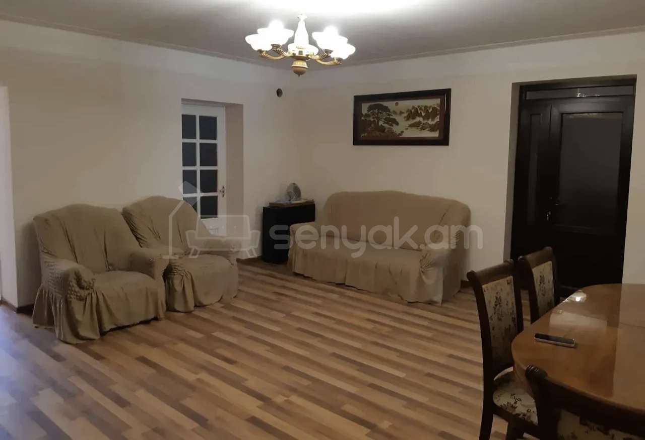 3 Սենյականոց Բնակարան Քարե Շենքում, 68քմ, 2/2 հարկ, Նորմալ Վիճակում, Կահավորված, Արևկող