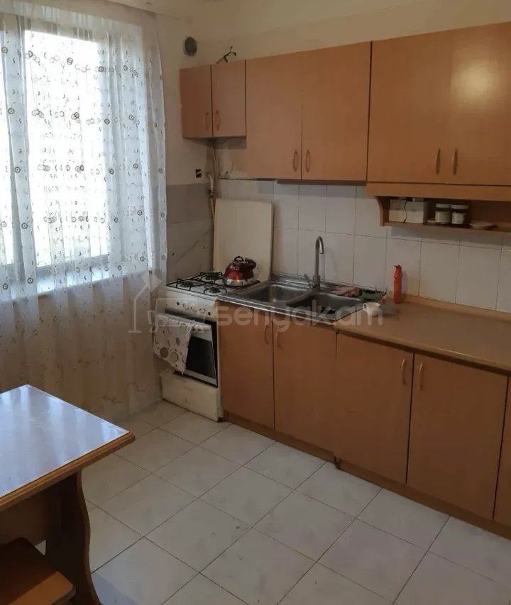 3 Սենյականոց Բնակարան Քարե Շենքում, 68քմ, 2/2 հարկ, Նորմալ Վիճակում, Կահավորված, Արևկող