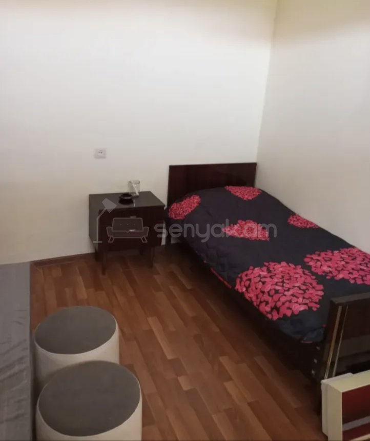 1 Սենյականոց Բնակարան Քարե Շենքում, 35քմ, 1/1 հարկ, Նորմալ Վիճակում, Կահավորված